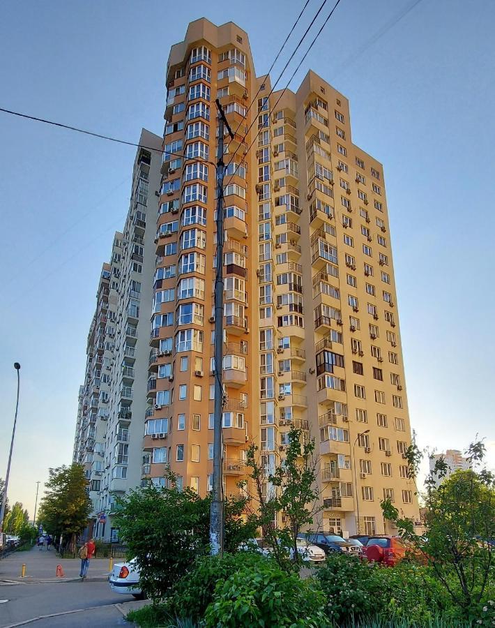 Просторі Апартаменти Kyiv Exterior photo