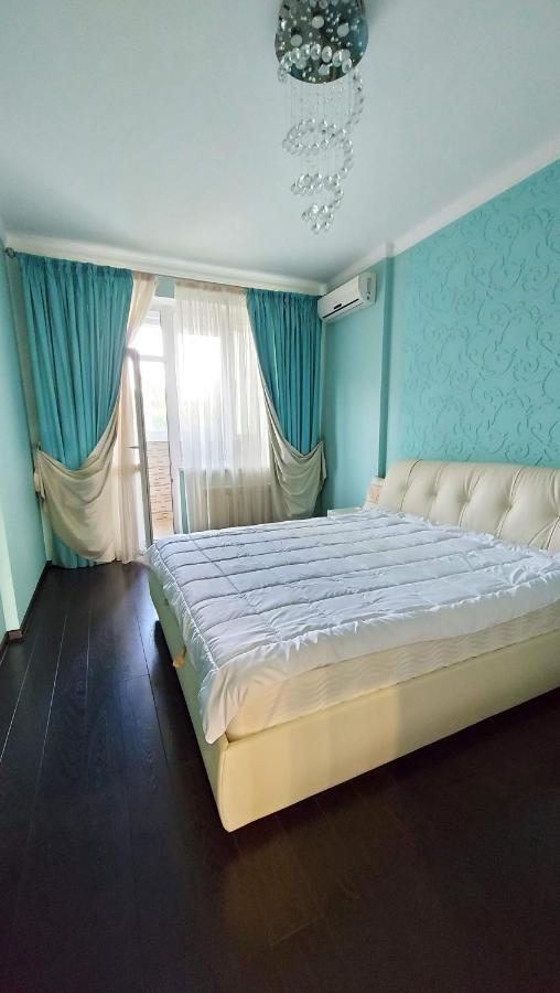 Просторі Апартаменти Kyiv Exterior photo